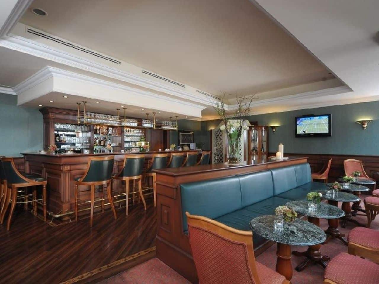 Elegante Hotelbar im Hotel am Schlosspark in Gotha, perfekt für Drinks am Silvesterabend