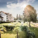 Gartenanlage des Hotel Hoeri mit direktem Zugang zum Bodensee, ideal für Silvesterfeiern.