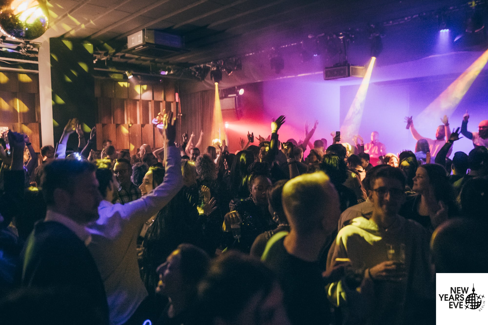 Gäste feiern auf der Tanzfläche der Silvester Ü30 Party im Haus Ungarn Berlin