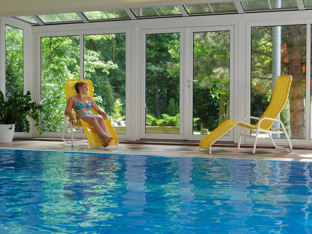 Frau entspannt am Pool im Parkhotel Klüschenberg zu Silvester