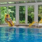 Frau entspannt am Pool im Parkhotel Klüschenberg zu Silvester