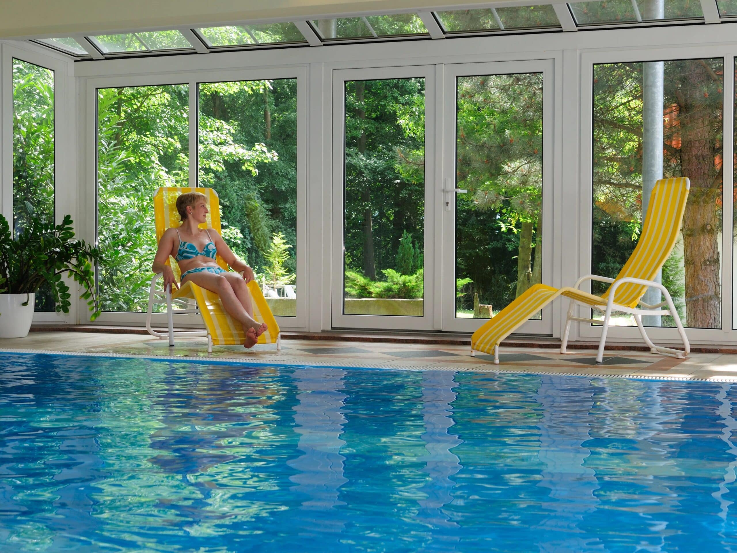 Frau entspannt am Pool im Parkhotel Klüschenberg zu Silvester