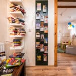 Infopoint mit Reiseführern und Bücherecke im Hotel Ariston für Silvester