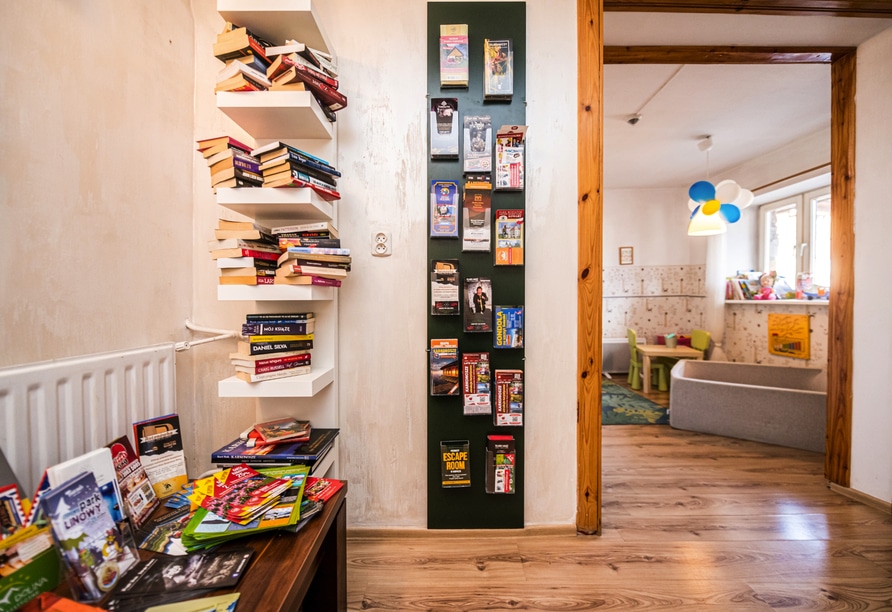 Infopoint mit Reiseführern und Bücherecke im Hotel Ariston für Silvester