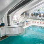Heller Innenpool im Hotel Hoeri, perfekt zur Entspannung während Ihres Silvesteraufenthalts.