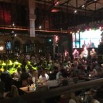 Gäste tanzen und genießen die Livemusik bei der Silvesterparty in der Kälberhalle