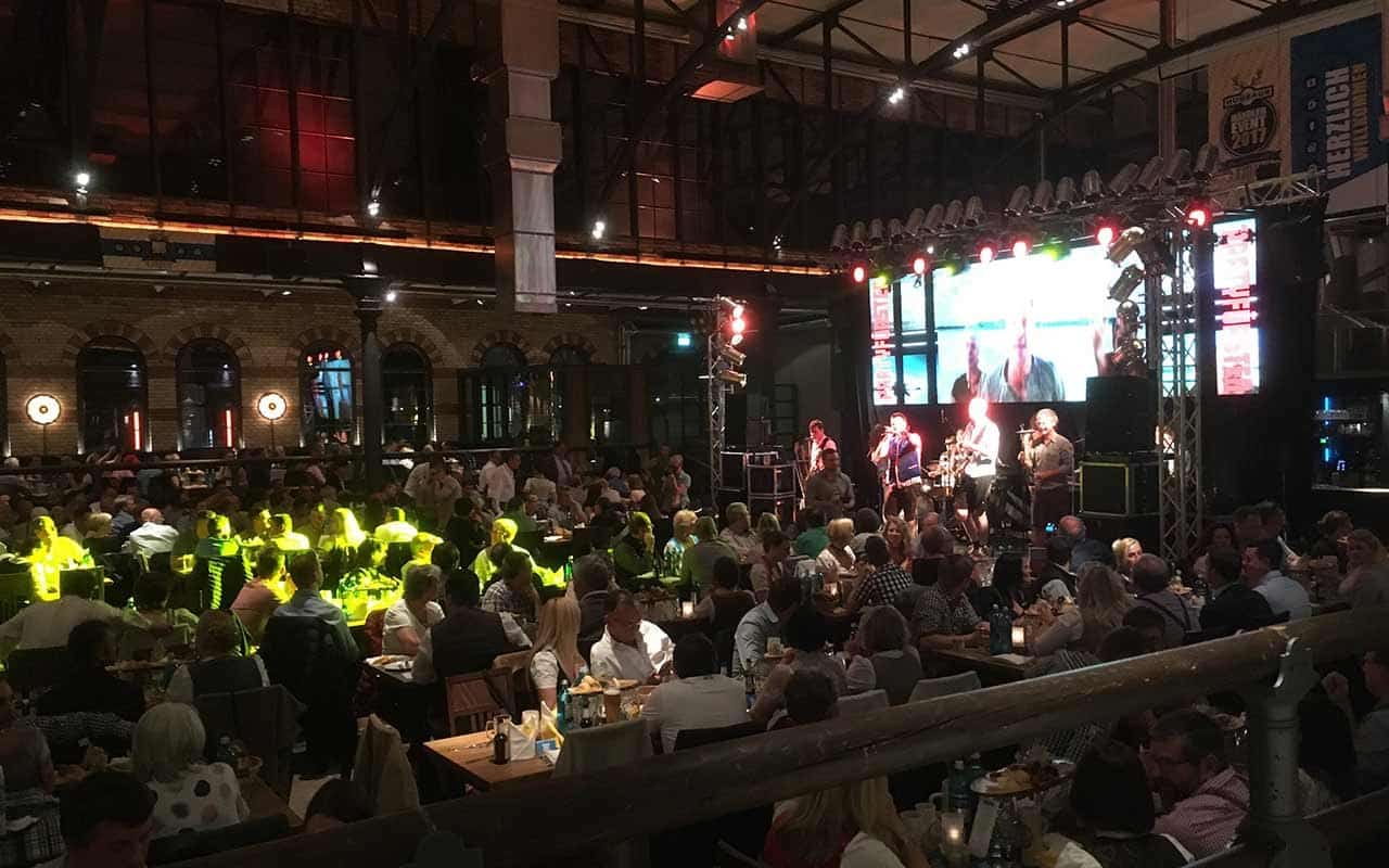 Gäste tanzen und genießen die Livemusik bei der Silvesterparty in der Kälberhalle