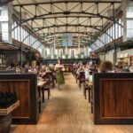 Innenansicht der Gaststube in der Kälberhalle mit Gästen