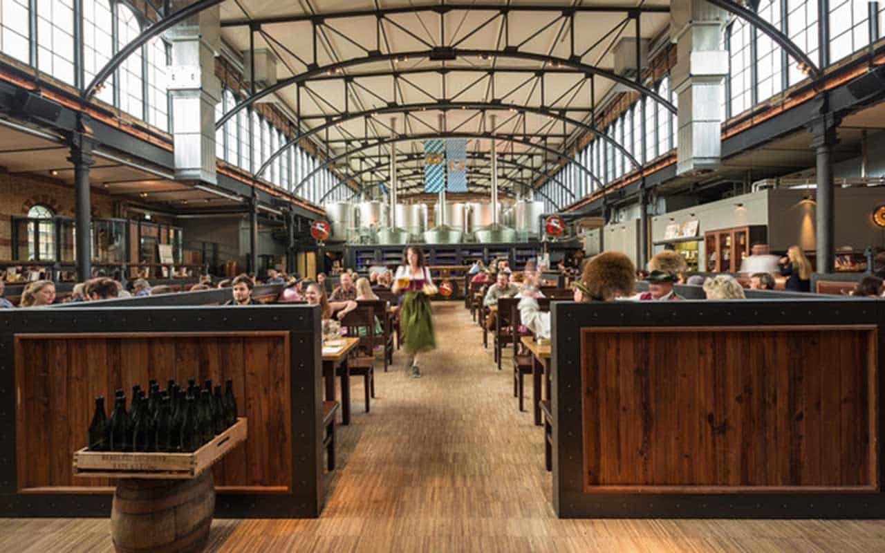 Innenansicht der Gaststube in der Kälberhalle mit Gästen