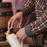 Ein Mann zapft Bier in der Kälberhalle
