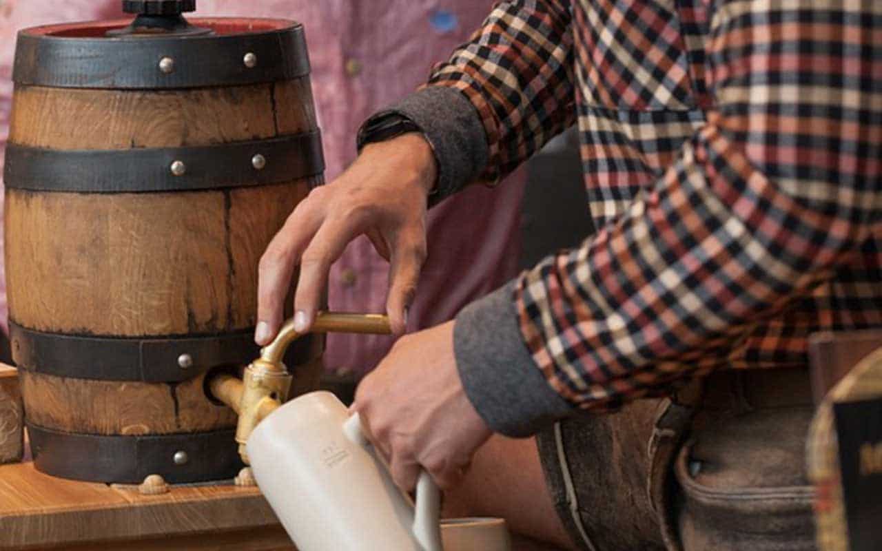 Ein Mann zapft Bier in der Kälberhalle
