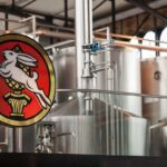 Brauereiausrüstung mit dem Logo von Hasen-Bräu in der Kälberhalle