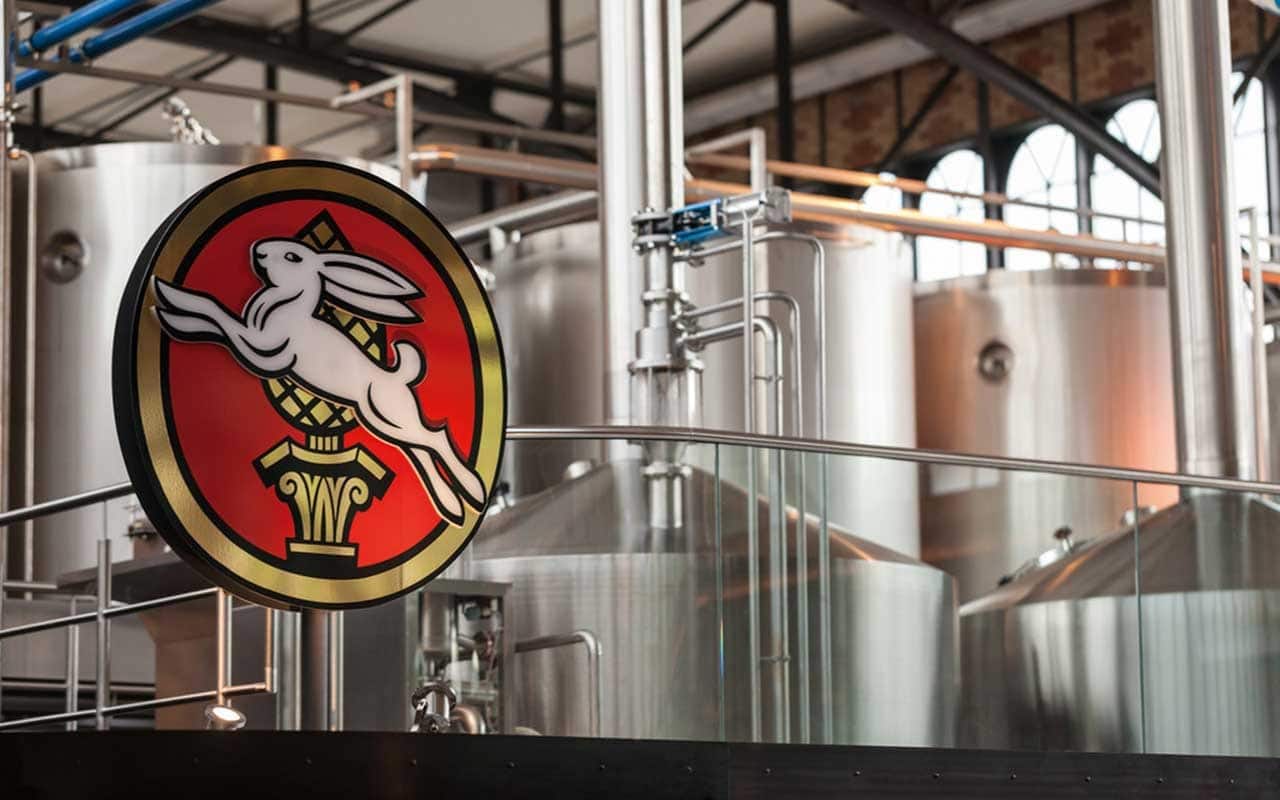 Brauereiausrüstung mit dem Logo von Hasen-Bräu in der Kälberhalle