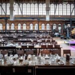 Festlich gedeckte Tische und die Bühne in der Kälberhalle während der Silvestergala