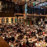 Gäste genießen die Silvesterparty in der Kälberhalle