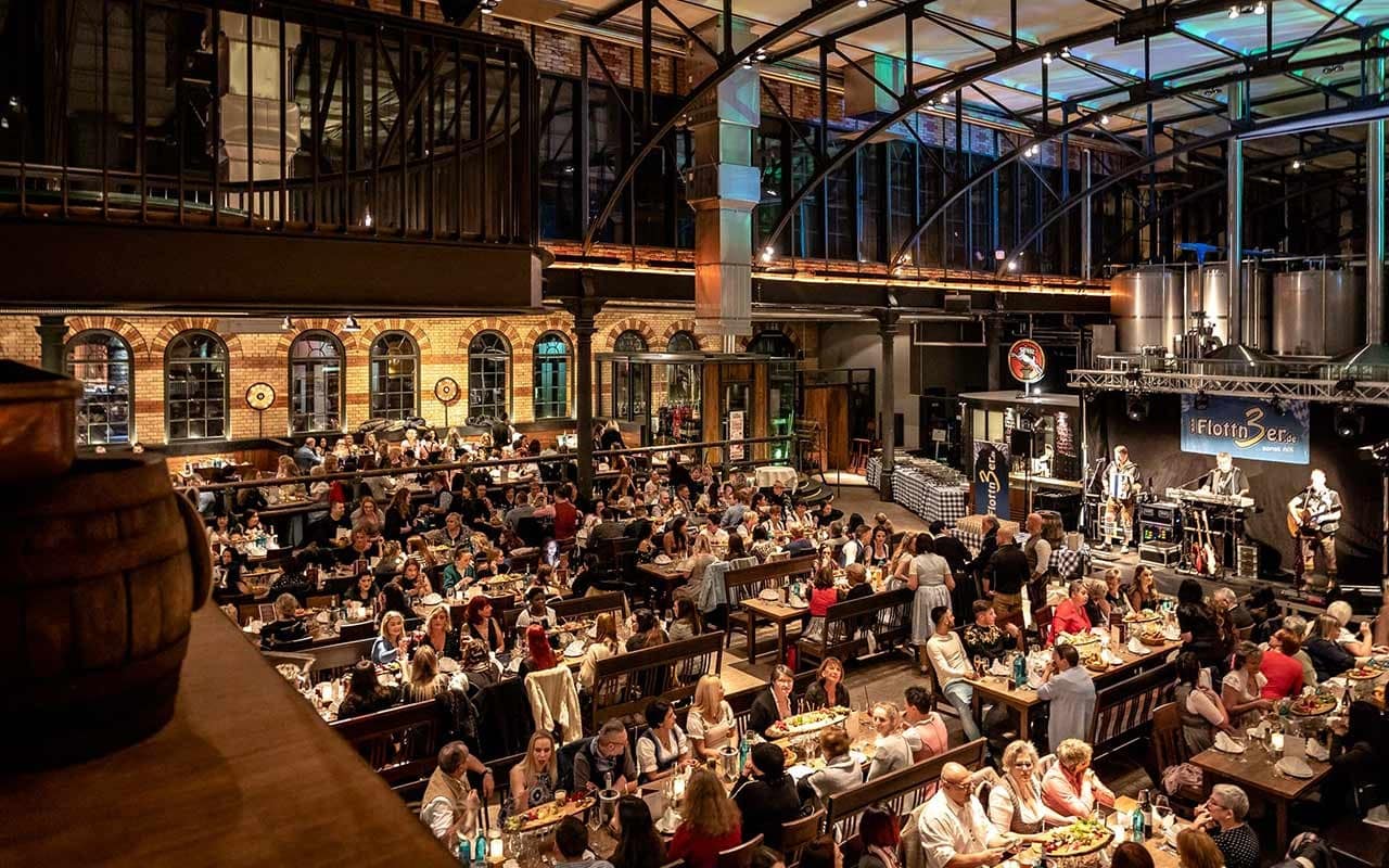 Gäste genießen die Silvesterparty in der Kälberhalle