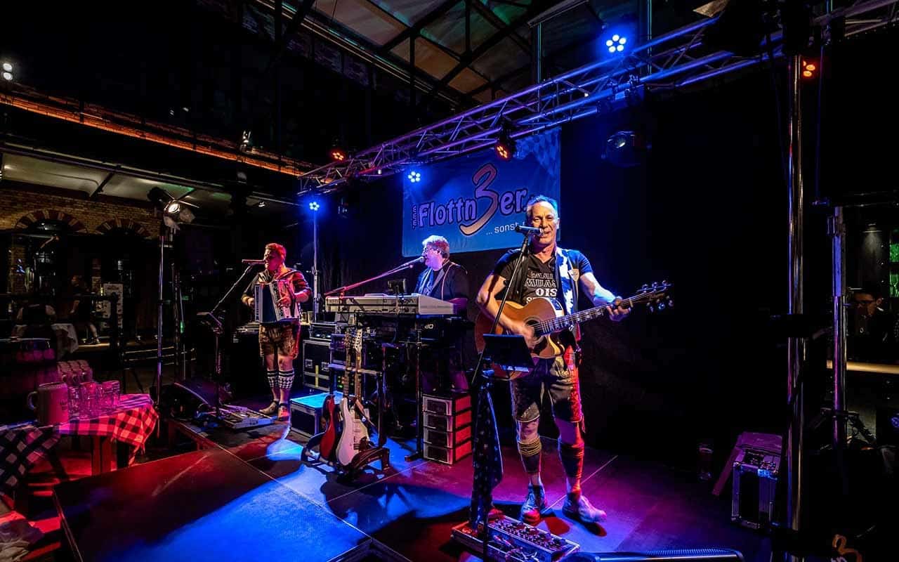 Die Band The Compliments spielt live bei der Silvesterfeier in der Kälberhalle