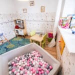 Kinderspielzimmer mit Bällebad und Spielküche im Hotel Ariston für Silvester