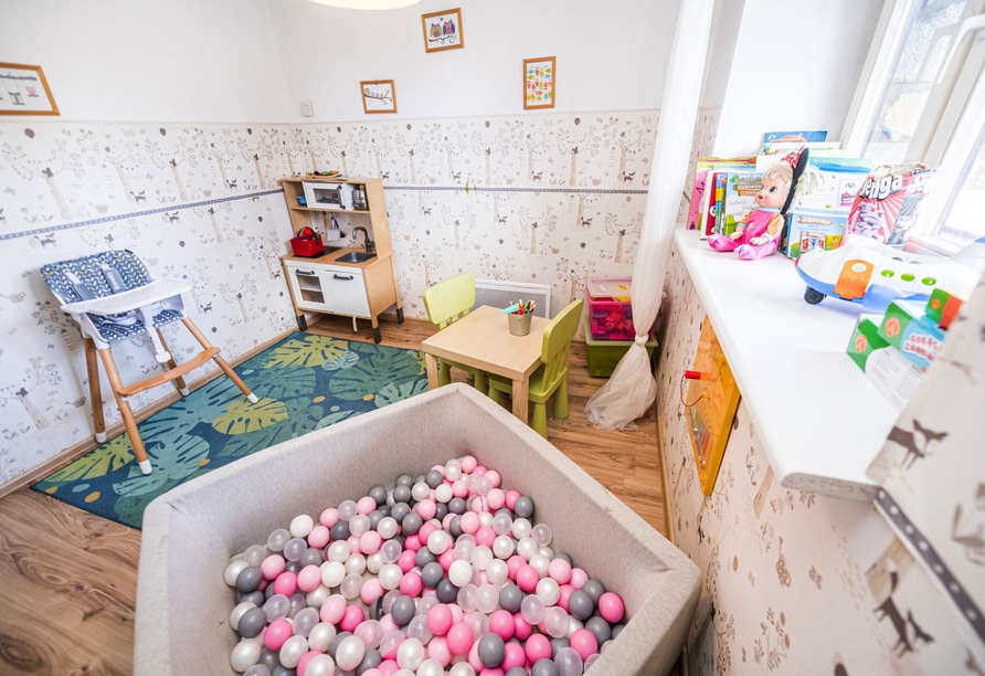 Kinderspielzimmer mit Bällebad und Spielküche im Hotel Ariston für Silvester