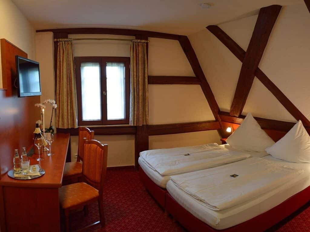 Doppelzimmer mit TV und Schreibtisch im Hotel Jägerhof