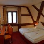 Doppelzimmer mit TV und Schreibtisch im Hotel Jägerhof