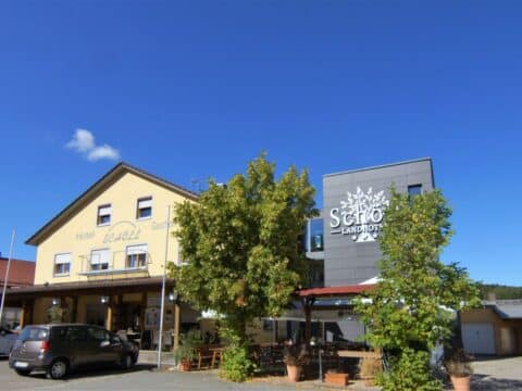 Außenansicht des Landhotel Schöll in Parsberg, Bayern.