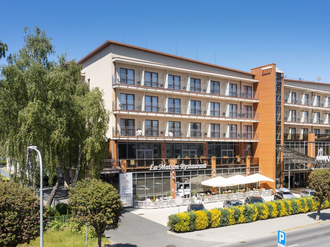 Außenansicht des Leda Spa Hotels in Kolberg am Tag zu Silvester