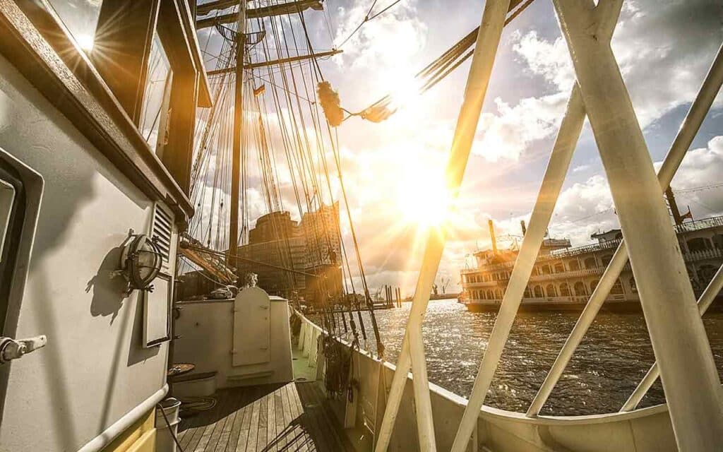 Ein Blick auf das sonnige Deck der Mare Frisium im Hafen.