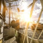 Ein Blick auf das sonnige Deck der Mare Frisium im Hafen.