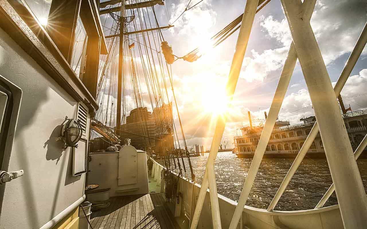 Ein Blick auf das sonnige Deck der Mare Frisium im Hafen.