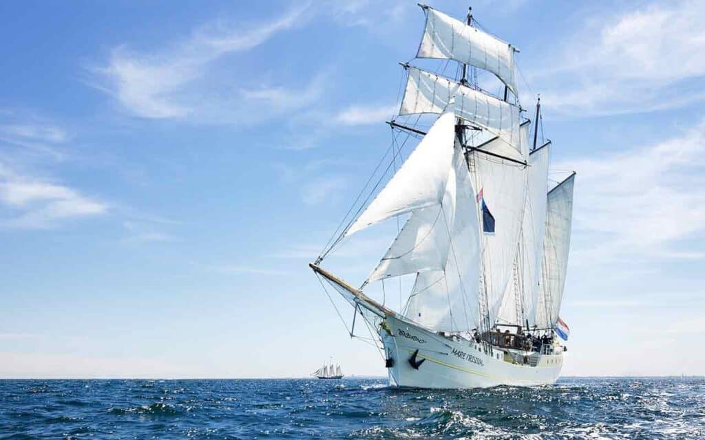 Die Mare Frisium mit vollen Segeln auf offener See.