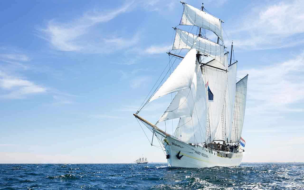 Die Mare Frisium mit vollen Segeln auf offener See.