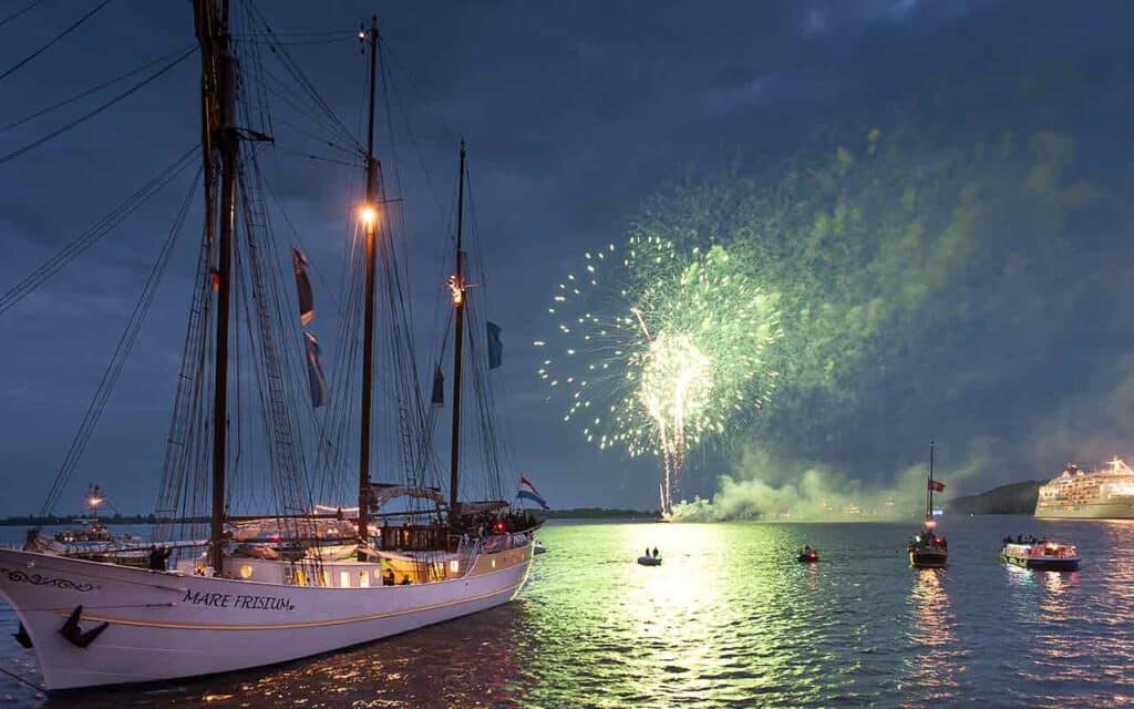 Ein festliches Silvesterfeuerwerk über der Elbe, gesehen von der Mare Frisium.