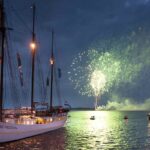 Ein festliches Silvesterfeuerwerk über der Elbe, gesehen von der Mare Frisium.
