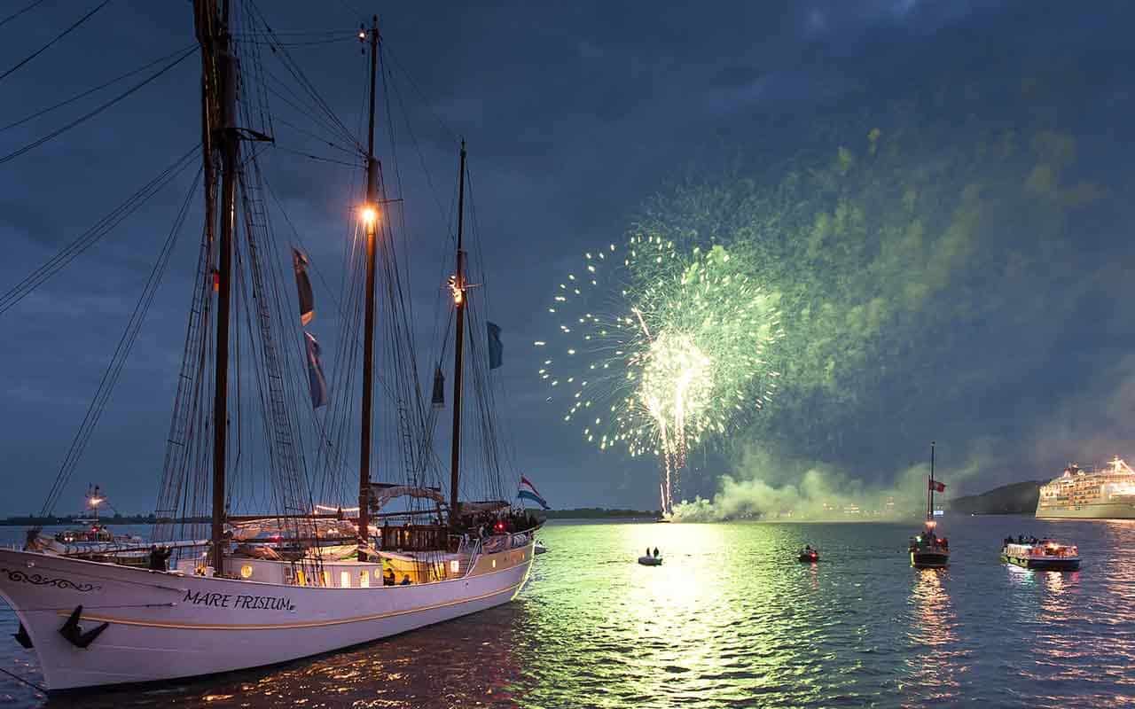 Ein festliches Silvesterfeuerwerk über der Elbe, gesehen von der Mare Frisium.
