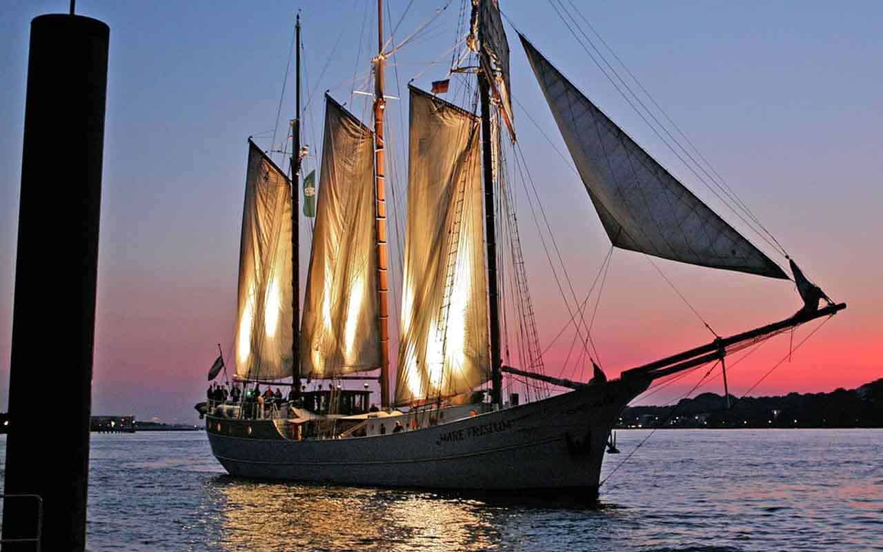 Die Mare Frisium beleuchtet bei einem stimmungsvollen Sonnenuntergang.