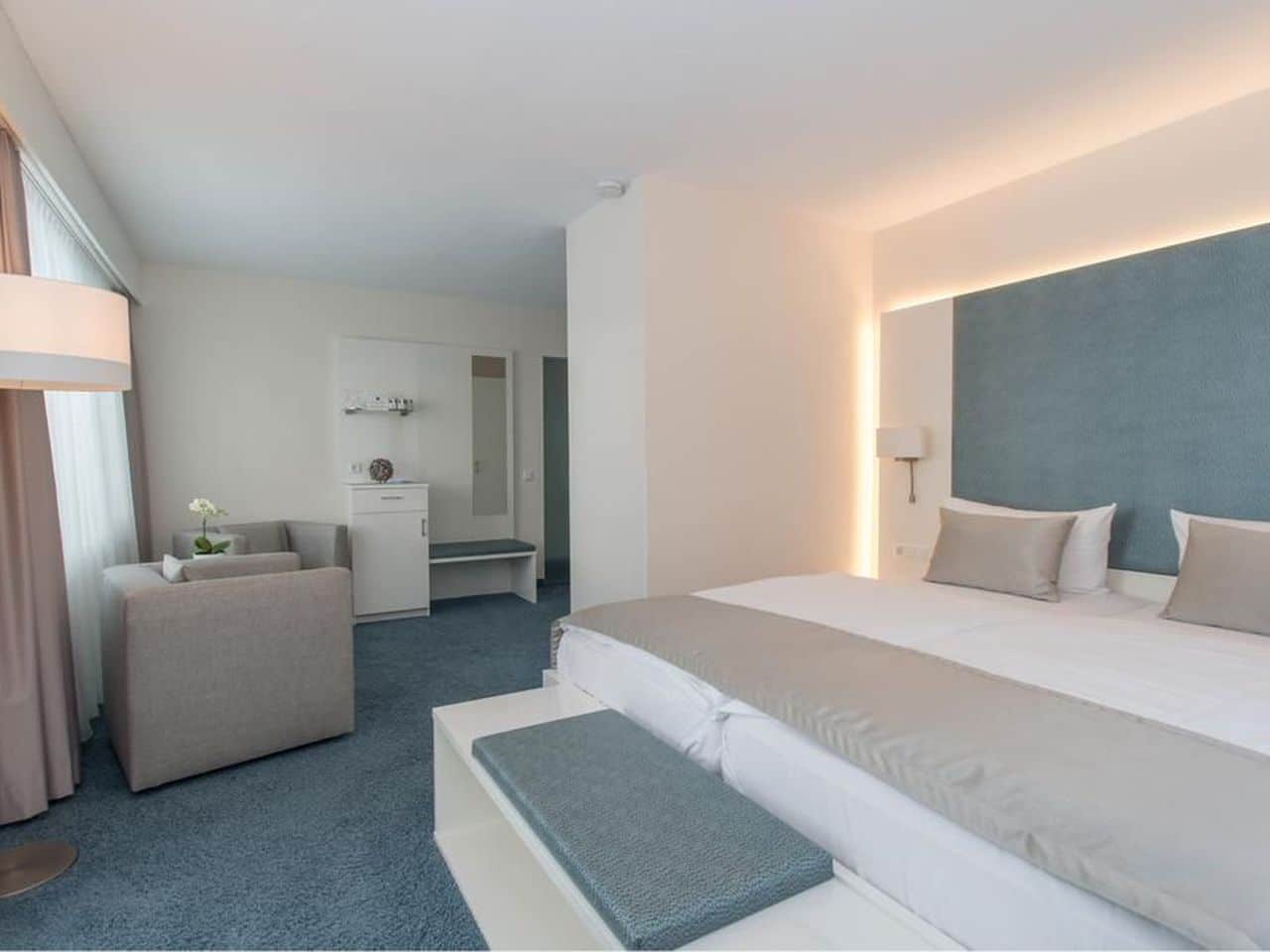 Modernes Doppelzimmer im Hotel Hoeri mit eleganter Ausstattung für den Silvesterurlaub.