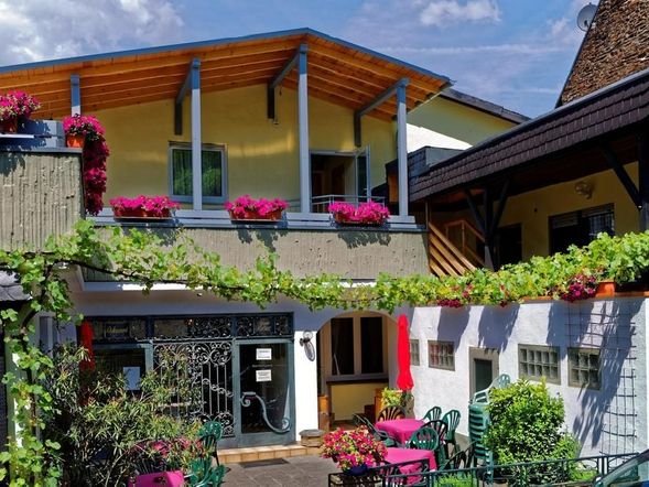 Außenansicht des Moselstern Hotel Zum Guten Onkel mit Balkon und Terrasse, ideal für Silvester an der Mosel.