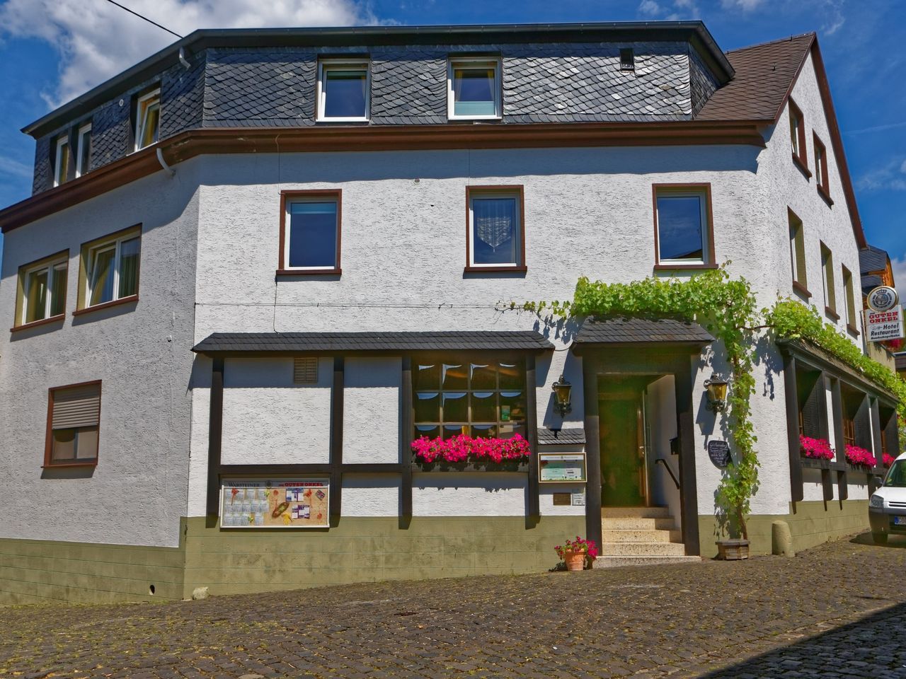 Außenansicht des Moselstern Hotel Zum Guten Onkel in Bruttig-Fankel, perfekt für einen Silvesterurlaub an der Mosel.