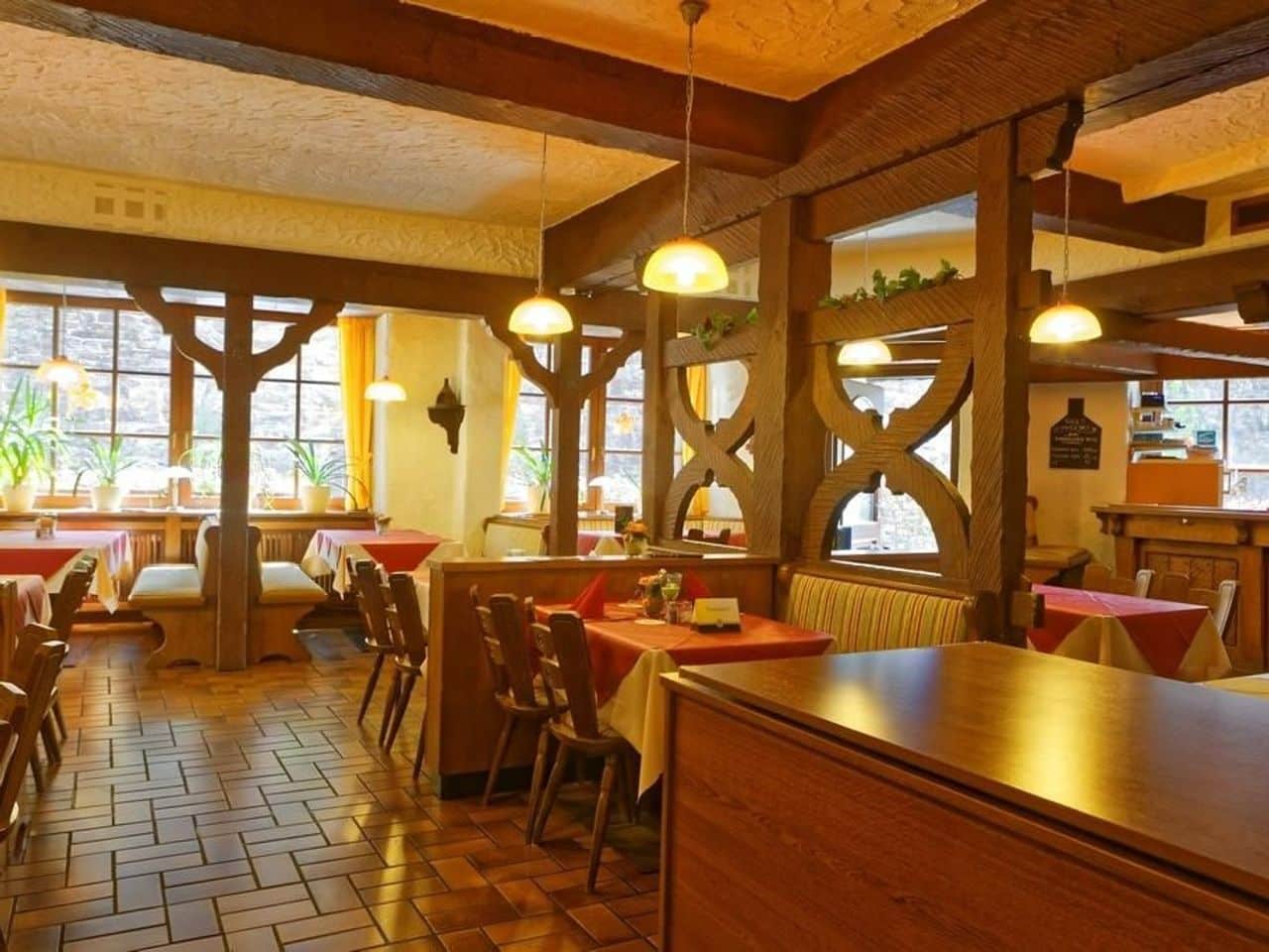 Gemütlicher Restaurantbereich im Moselstern Hotel Zum Guten Onkel, ideal für Silvesterfeiern an der Mosel.