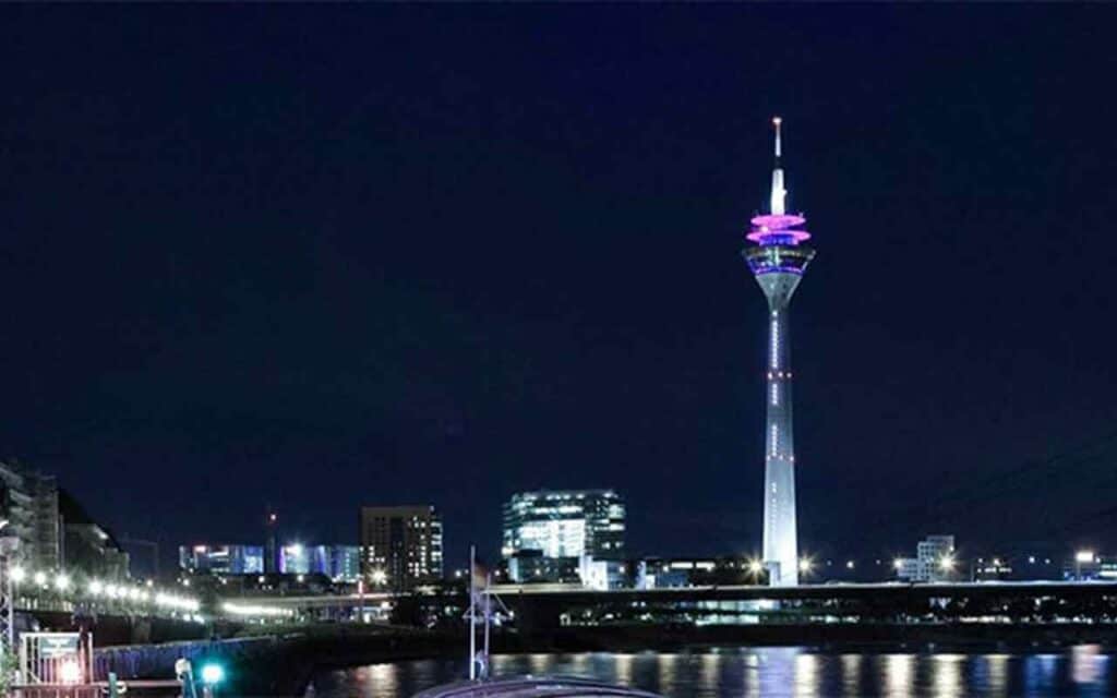 Silvesterfeuerwerk über dem Düsseldorfer Rheinufer mit Blick auf den Fernsehturm