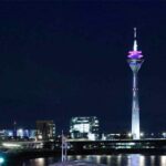 Silvesterfeuerwerk über dem Düsseldorfer Rheinufer mit Blick auf den Fernsehturm