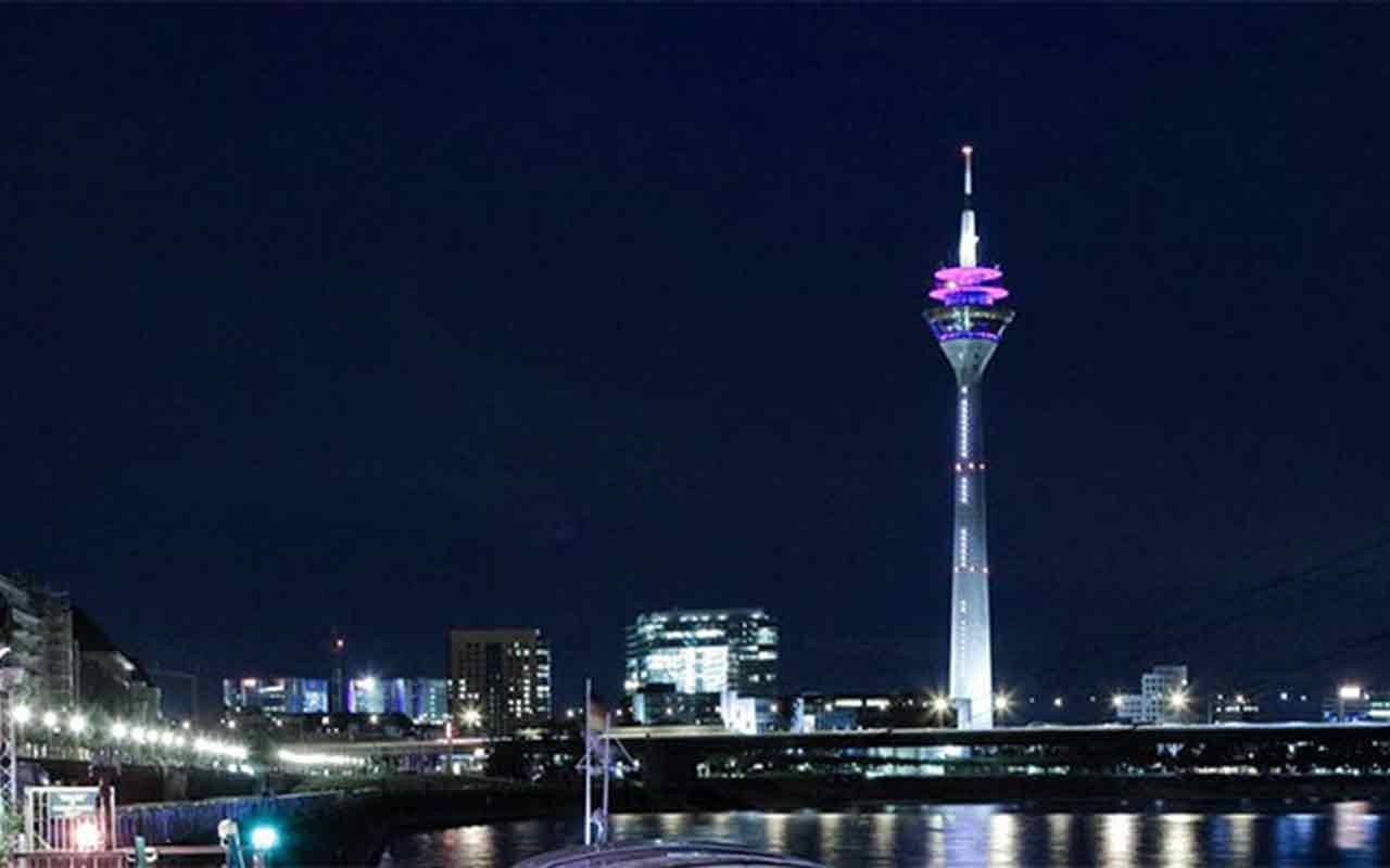 Silvesterfeuerwerk über dem Düsseldorfer Rheinufer mit Blick auf den Fernsehturm