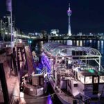Silvester auf dem festlich dekorierten Schiff MS Allegra am Düsseldorfer Rheinufer bei Nacht