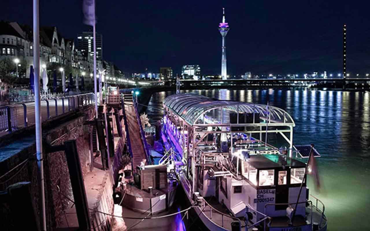 Silvester auf dem festlich dekorierten Schiff MS Allegra am Düsseldorfer Rheinufer bei Nacht