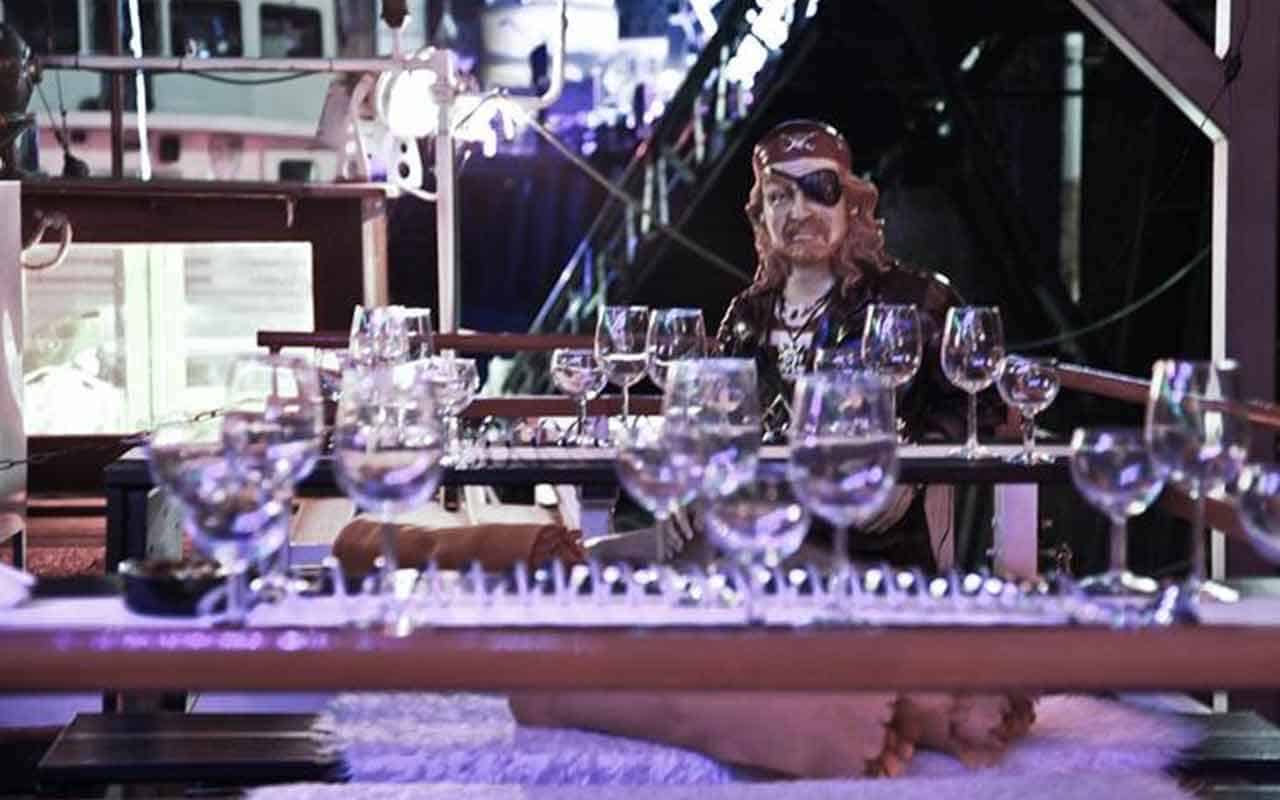 Festlich gedeckte Tische für die Silvesterfeier auf der MS Allegra