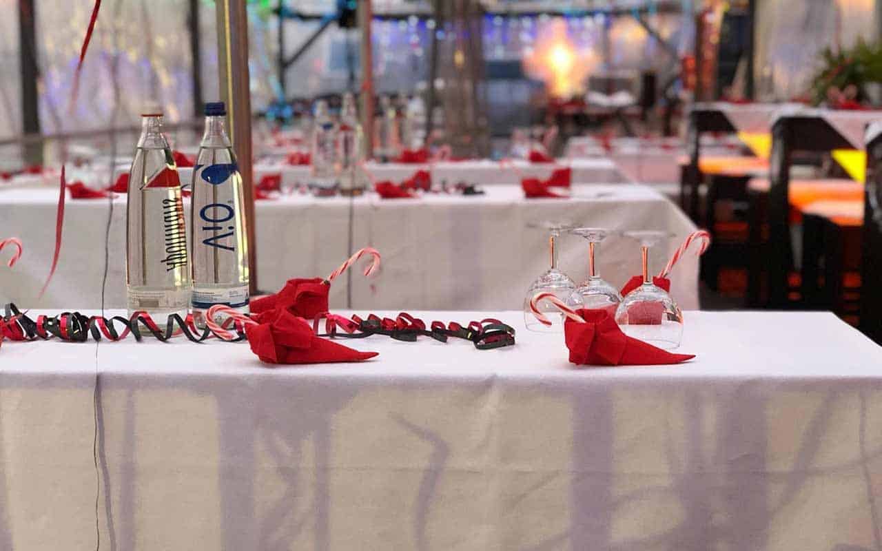 Festlich gedeckter Tisch mit Silvester-Dekoration auf der MS Allegra