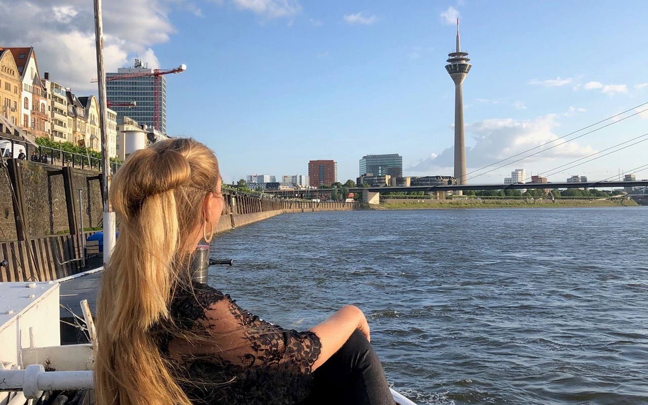 Gast auf dem Freideck der MS Allegra genießt den Blick auf den Rhein und Düsseldorf bei der Silvesterfeier