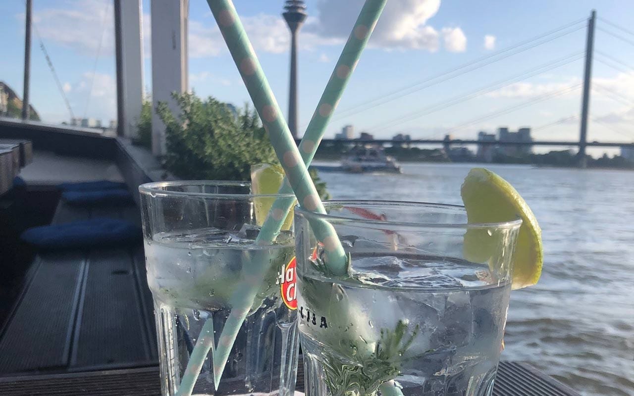 Zwei Gläser mit Getränken auf dem Freideck der MS Allegra während der Silvesterfeier