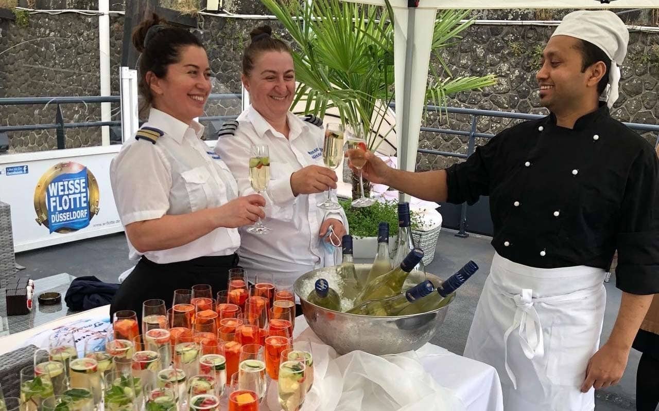 Crew und Koch servieren Getränke während der Silvesterfeier auf der MS Allegra